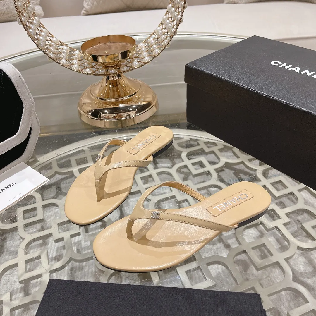 👟👟Ex-factory price 400👟👟 Chanel Xiaoxiang black herringbone flip-flops, simple, high-end and elegant ~ full of fragrance ~ very light on the foot ~ soft and comfortable, not stiff ~ no foot grinding ~ great foot feel ~ daily travel in summer ~ home vacation ~ easy to hod in various occasions ~ of course it must be beautiful in summer... ⇢✈ Upper: original 1:1 exclusive customized space cloth/sheepskin ⇢✈Outsole: original 1:1 exclusive molded genuine leather sole imported from Italy ⇢✈𝐒𝐈𝐙𝐄: 35-41 ⚠️Difference in market currency ~ high-end quality is definitely different‼ ️